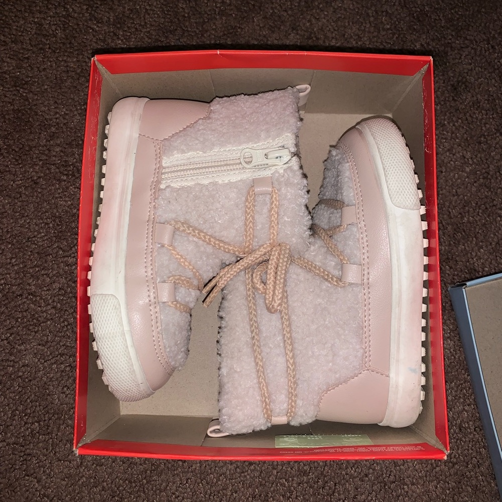 Cat & Jack girls sherpa boots
